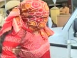 Videos : बेंगलुरु में लड़की ने शादी से इनकार करने वाले प्रेमी पर तेजाब फेंका