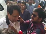 Video : सूरत : कांग्रेस कार्यकर्ताओं ने रेलमंत्री सुरेश प्रभु के गले में डाला काला कपड़ा