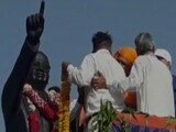 Videos : अंबेडकर की मूर्ति पर माला पहनाने से रोकने पर दलित युवक की पिटाई