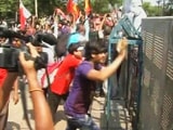Video : कोलकाता में लेफ्ट पार्टियों का प्रदर्शन, पुलिस ने छोड़े आंसू गैस के गोले