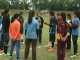 Video : कश्मीर में पत्थरबाजी छोड़ लड़कियों ने अपनाई फुटबॉल