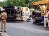 Videos : तेल से भरा टैंकर पलटने से साउथ दिल्ली में भयंकर ट्रैफिक जाम