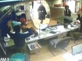 Videos : जम्मू-कश्मीर में आतंकवादियों ने लूटा बैंक, CCTV में कैद हुई वारदात