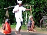 Videos : कावंड़ में मां-बाप को बिठाकर न्याय के लिए 40 किलोमीटर का सफर