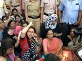 Video : मुंबई में एलफिन्सटन रेलवे पुल पर हुई भगदड़ : एनसीपी की महिला कार्यकर्ताओं का प्रदर्शन