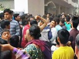 Video : दिल्ली के एक आध्यात्मिक विश्वविद्यालय में हुआ जमकर हंगामा