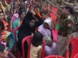 Video : योगी आदित्यनाथ की रैली में महिला से जबरन उतरवाया बुर्का