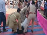 Video : पुलिसकर्मियों ने शहीद की बेटी को सीएम रूपाणी से मिलने से रोका