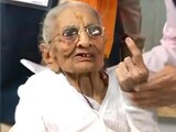 Video : गुजरात चुनाव: प्रधानमंत्री नरेंद्र मोदी की मां हीराबेन ने डाला वोट