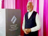 Video : गुजरात चुनाव:  पीएम मोदी ने लाइन में लगकर डाला वोट