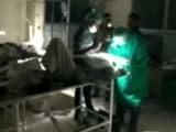 Video : यूपी के उन्नाव में टॉर्च की रोशनी में आंख की सर्जरी