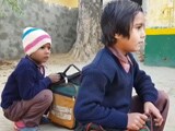 Video : यूपी के स्कूली बच्चों को कब मिलेंगे स्वेटर? योगी सरकार ने किया था वादा
