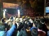 Videos : छेड़खानी मामला: वसंतकुंज थाने में जेएनयू के छात्रों से धक्का-मुक्की!